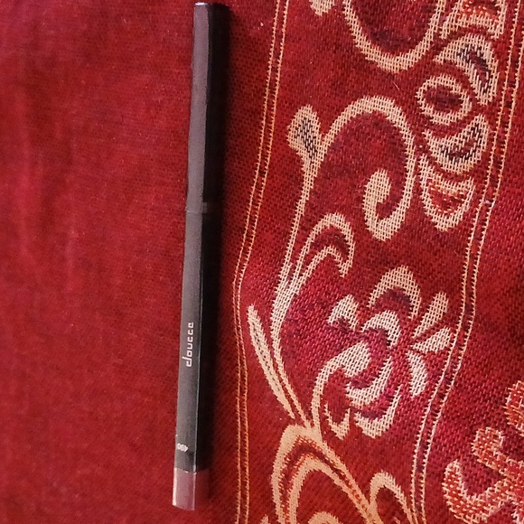 DOUCCE LIP DEFINER TWIST LIP LINER in Very Berry #490 - Picture 3 of 3
